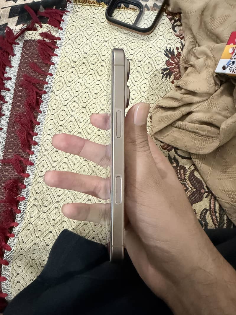 Apple iPhone 16 Pro 2