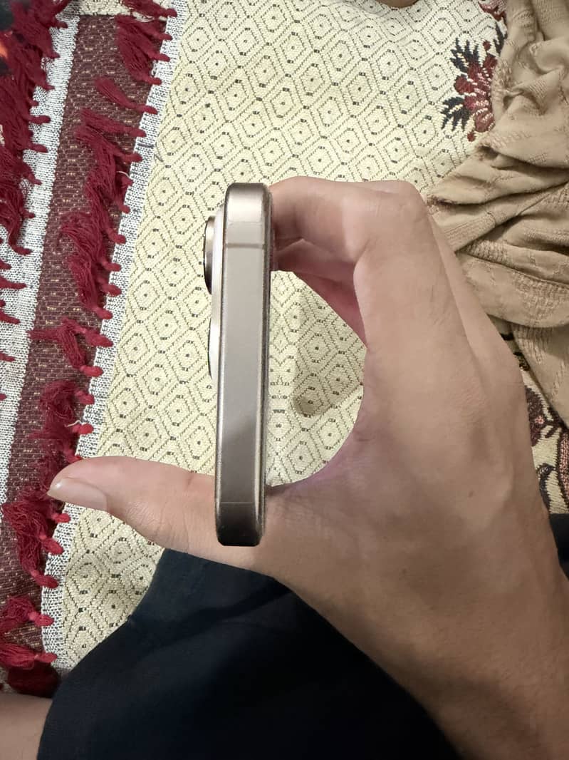 Apple iPhone 16 Pro 3