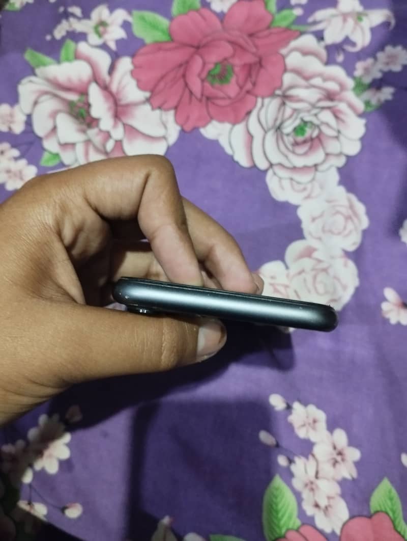 Apple iPhone 11 3