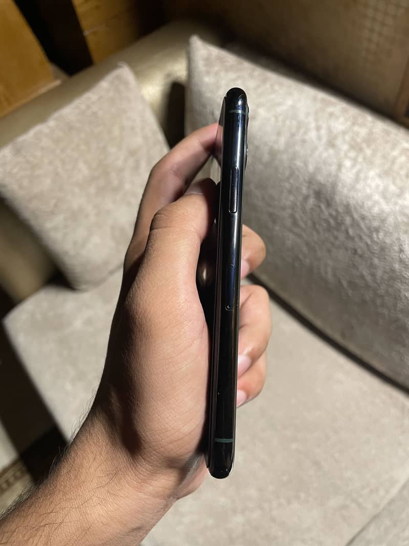 Apple iPhone 11 Pro 4
