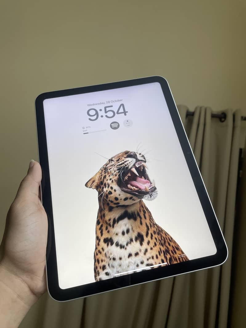 IPAD 10 gen with box 1