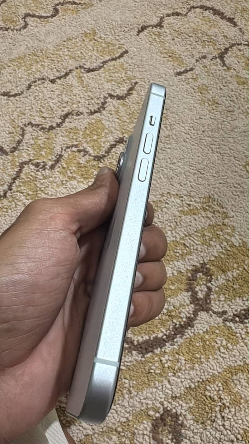 Apple iPhone 15 4