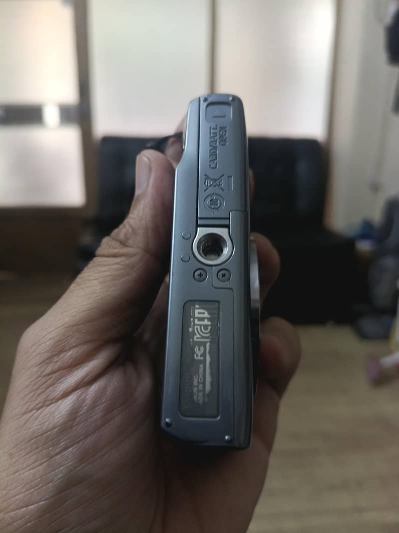 Canon IXUS 20 MEGA PIXELS Digital Camera 1