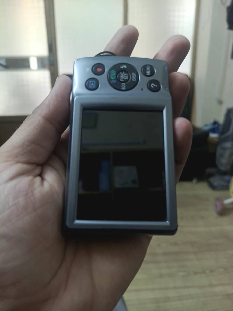 Canon IXUS 20 MEGA PIXELS Digital Camera 3