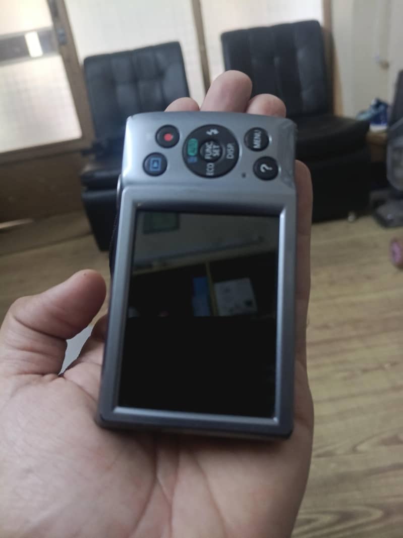 Canon IXUS 20 MEGA PIXELS Digital Camera 4