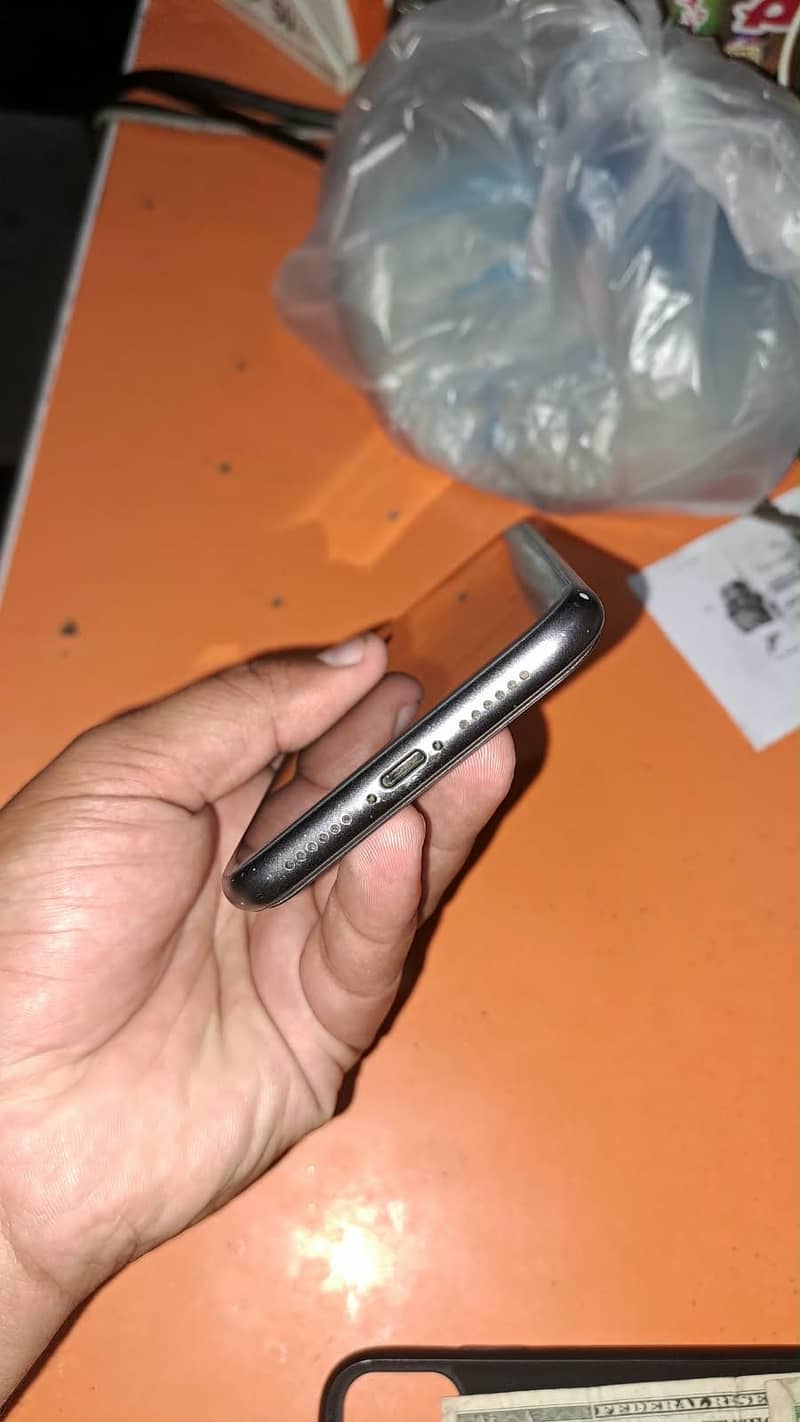 Apple iPhone 11 3