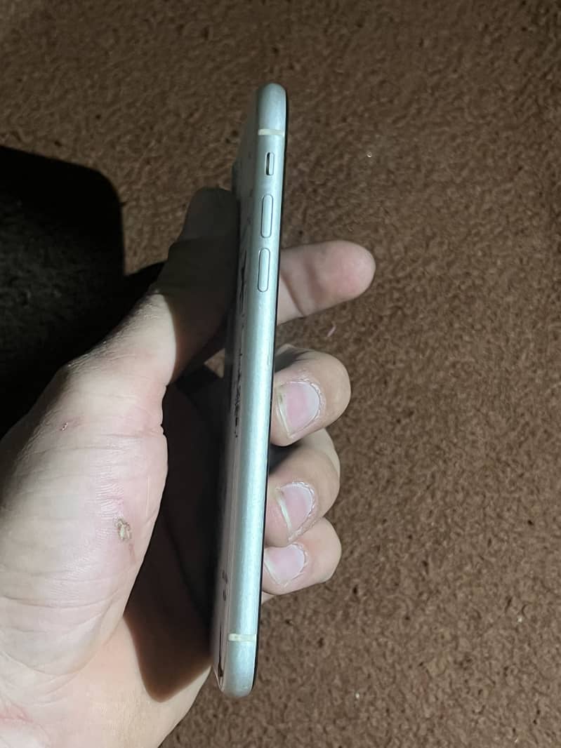 Apple iPhone 11 4