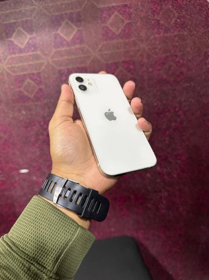Apple iPhone 12 4
