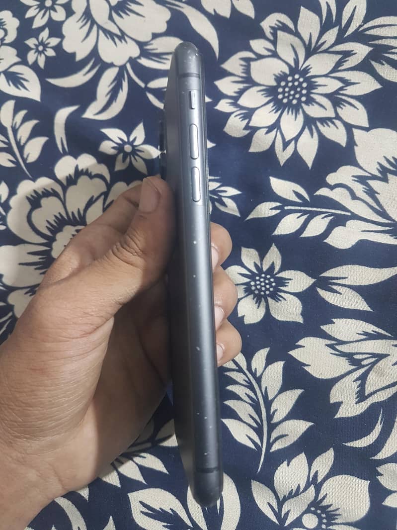Apple iPhone 11 4