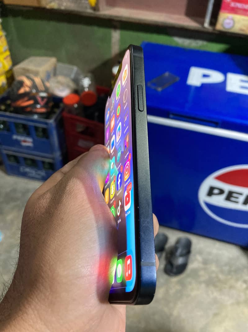 Apple iPhone 12 3