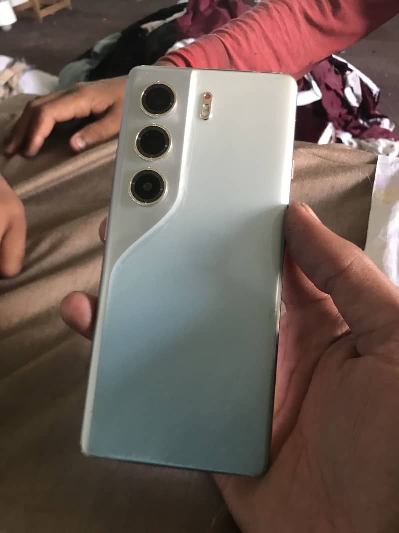 Tecno CAMON 40 Pro 0