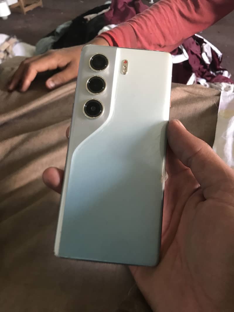 Tecno CAMON 40 Pro 1