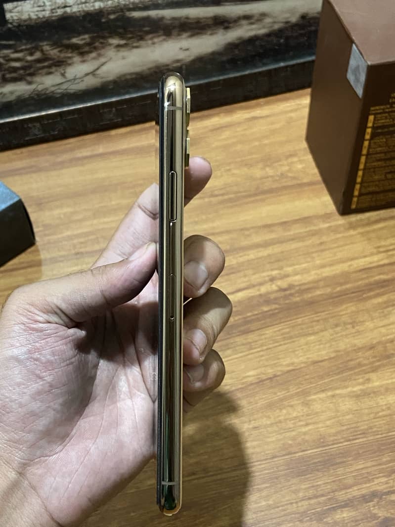 Apple iPhone 11 Pro Max 4