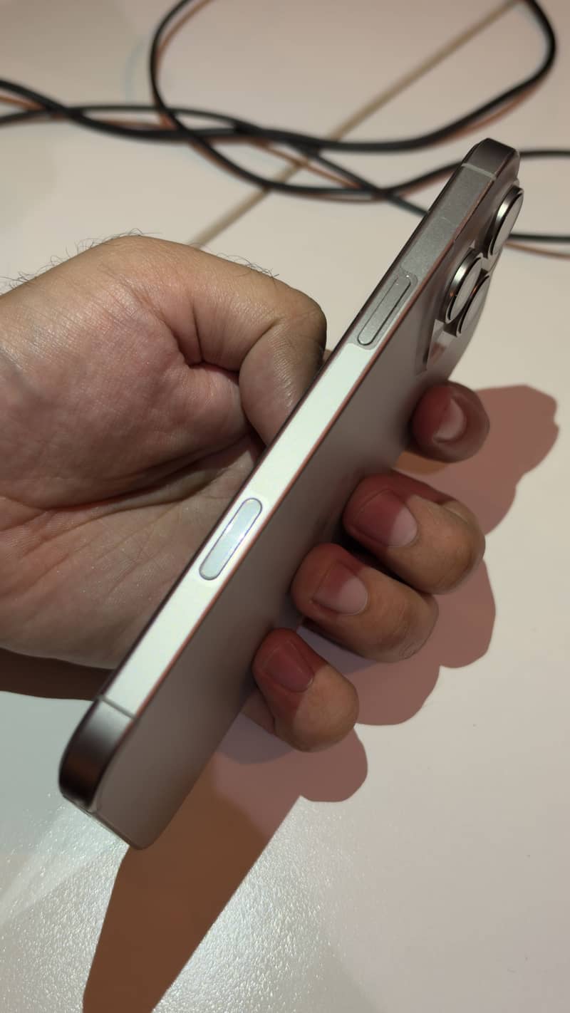 Apple iPhone 16 Pro Max 0