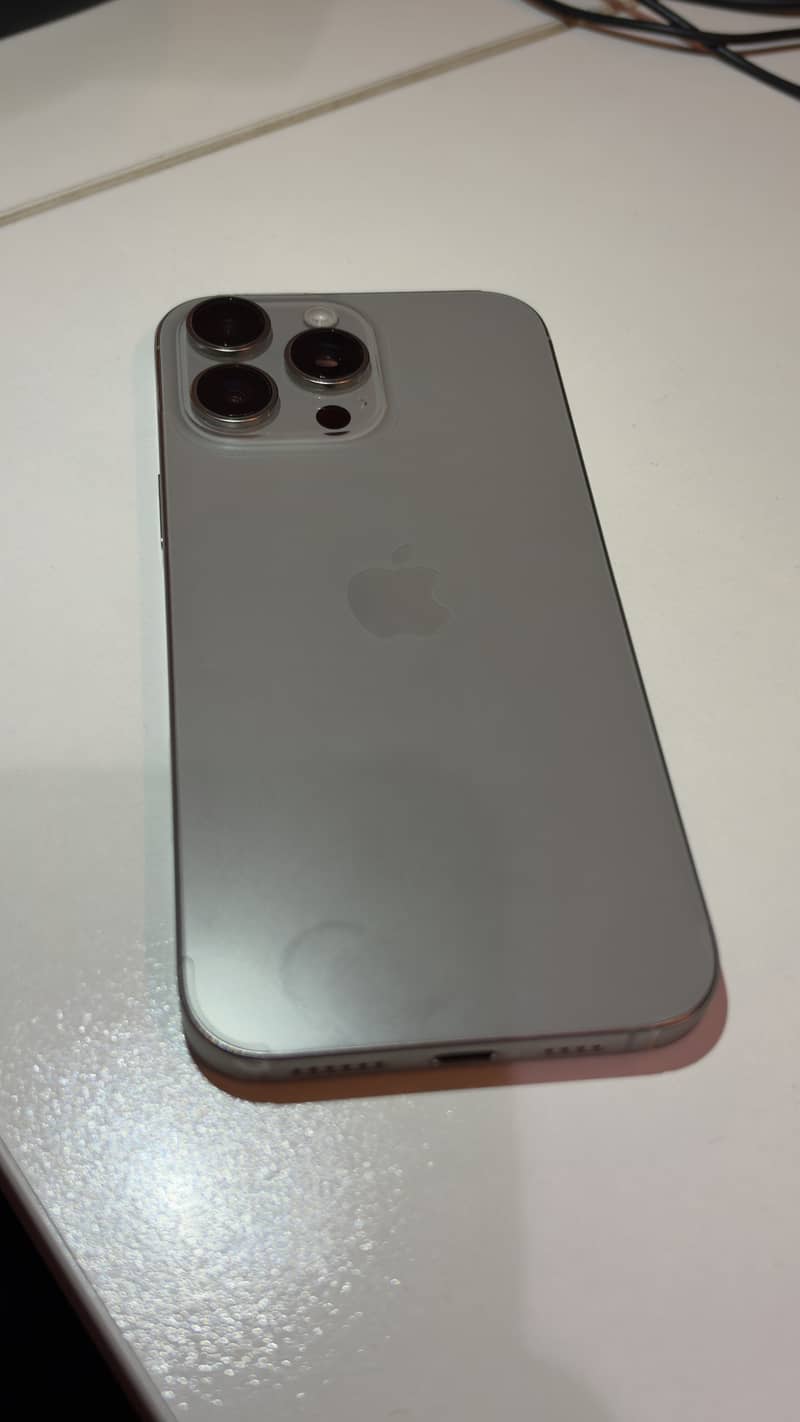 Apple iPhone 16 Pro Max 1