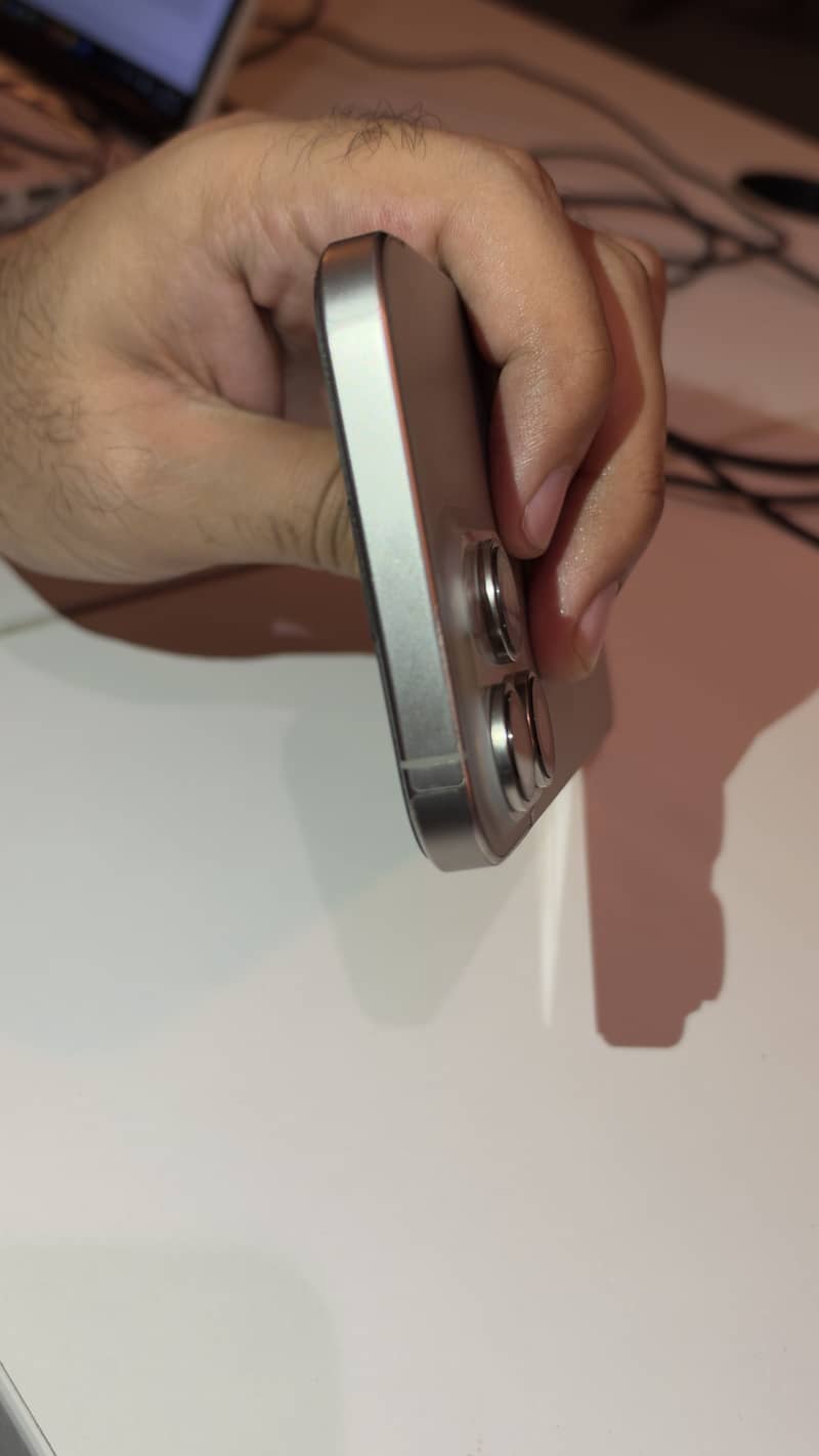 Apple iPhone 16 Pro Max 2