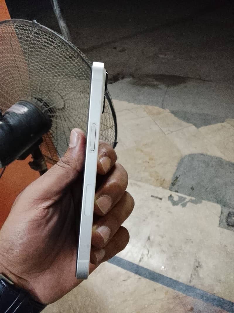 Apple iPhone 13 2