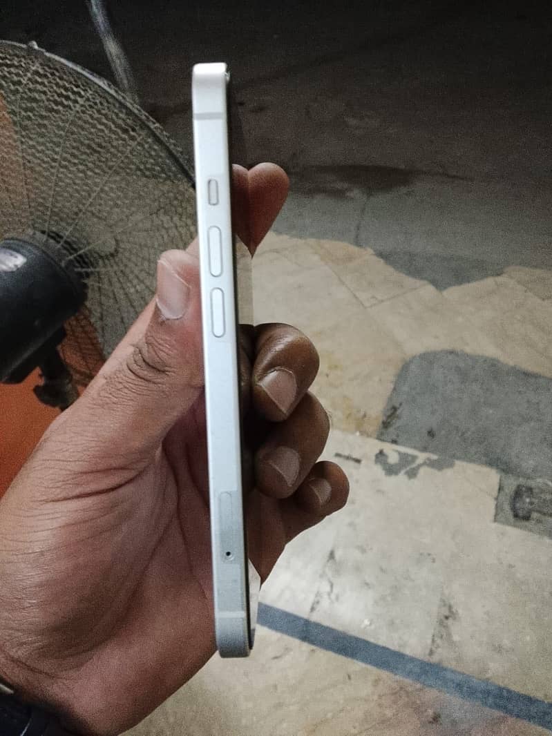 Apple iPhone 13 4