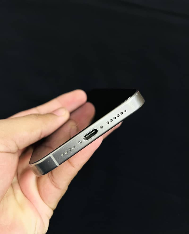 Apple iPhone 15 Pro Max 4