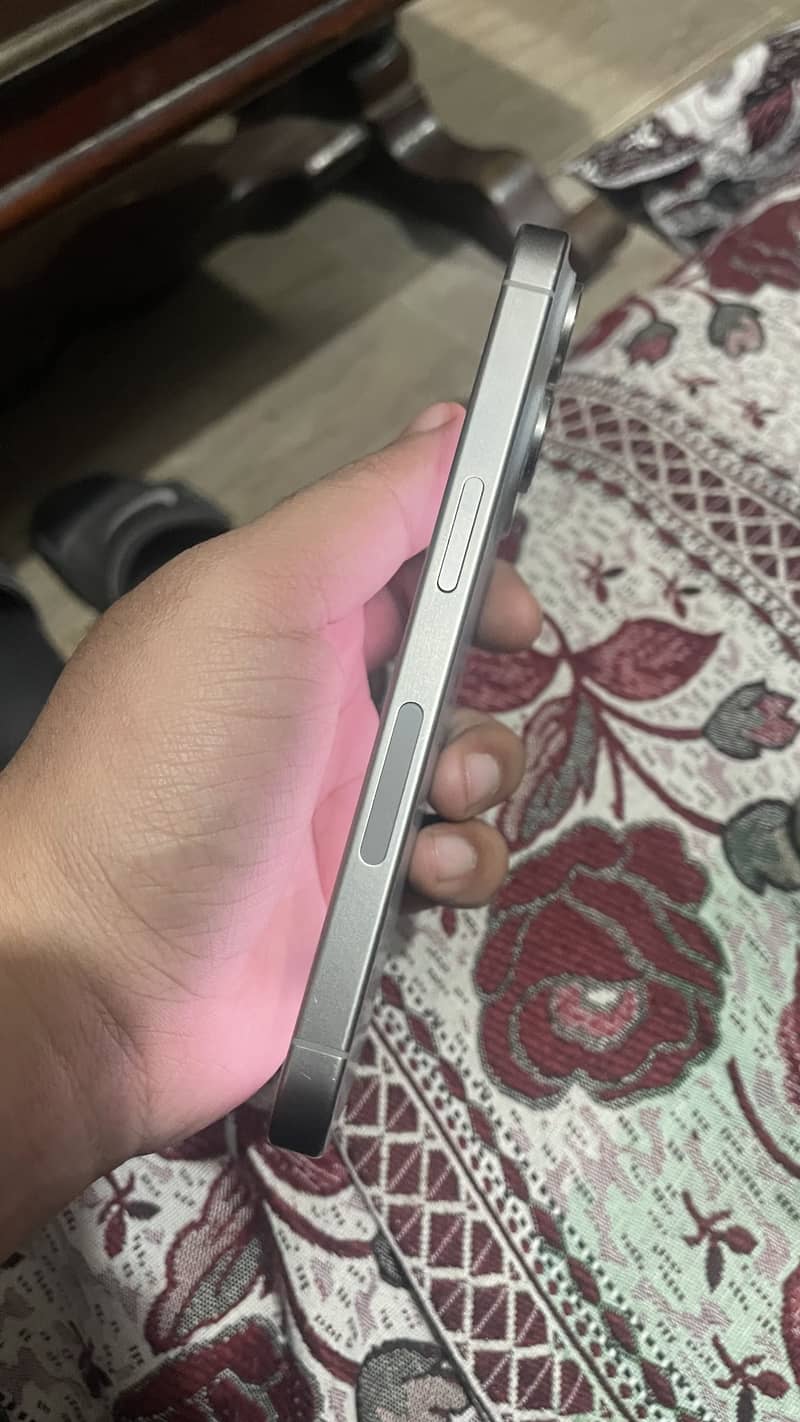 Apple iPhone 15 Pro 4