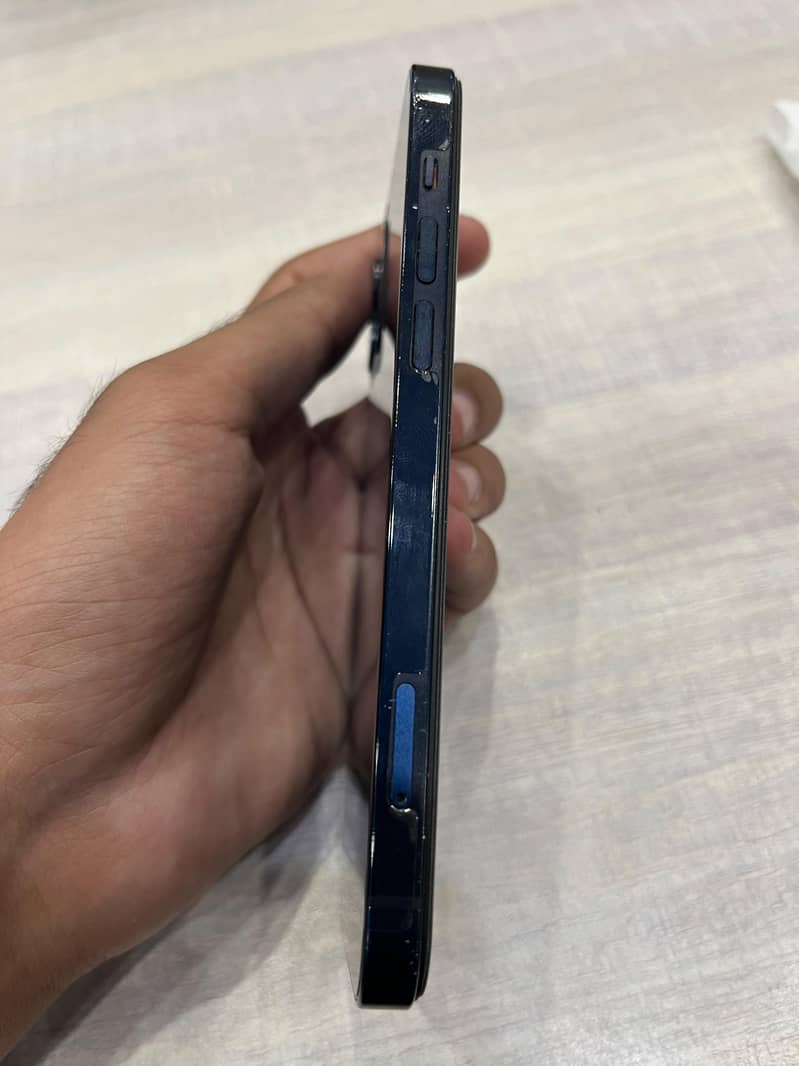 Apple iPhone 12 4