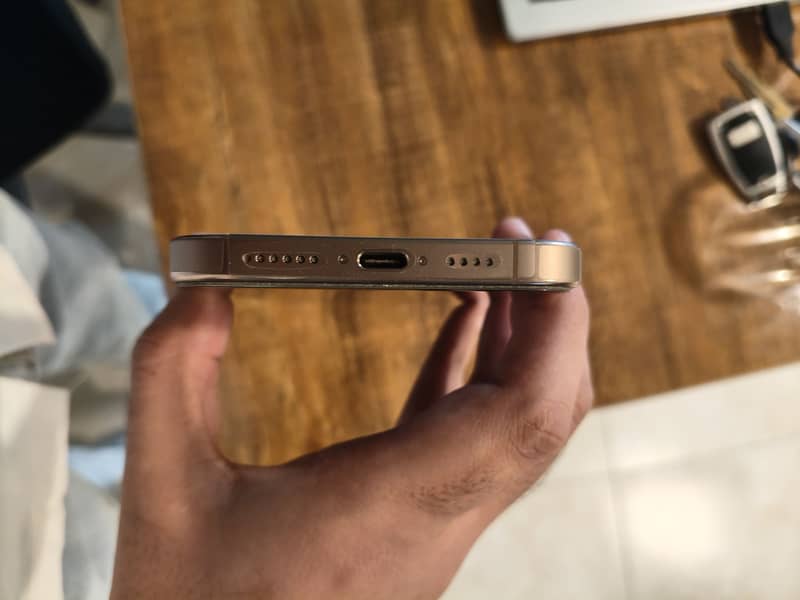 Apple iPhone 16 Pro Max 4