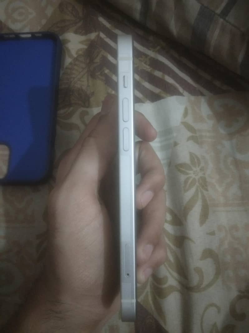 Apple iPhone 12 4