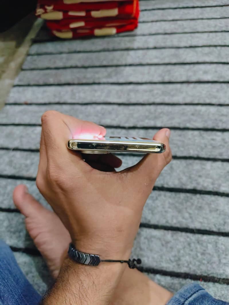 Vivo V40e 4