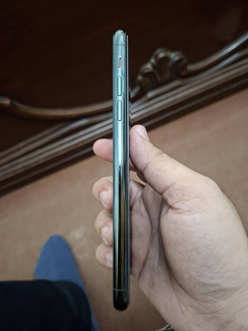 Apple iPhone 11 Pro Max 2