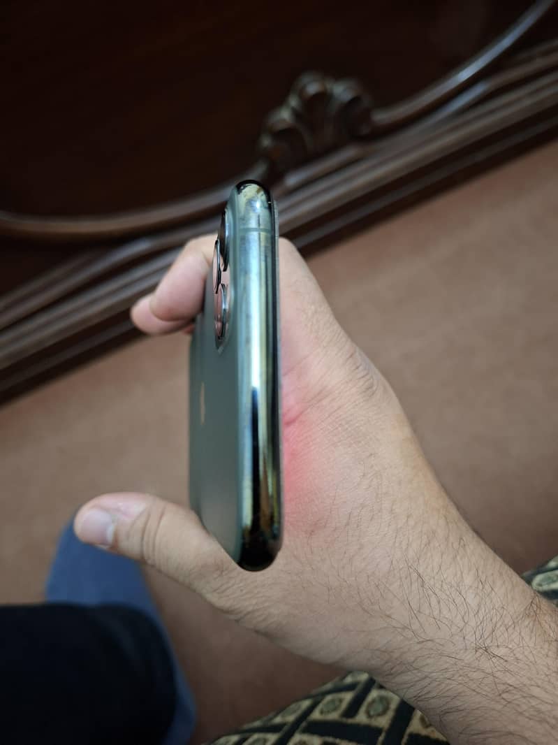 Apple iPhone 11 Pro Max 4