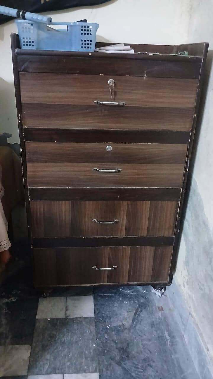 عنوان: خوبصورت درازوں والی الماری برائے فروخت 0