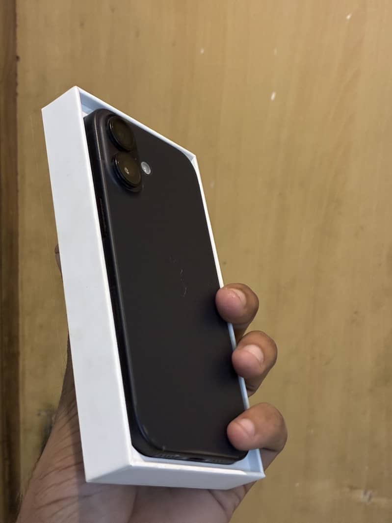 Apple iPhone 16 JV 1