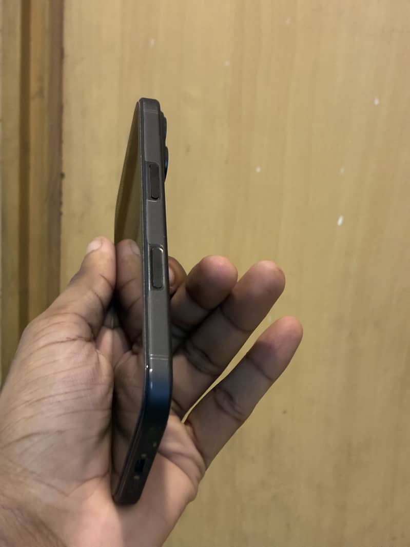 Apple iPhone 16 JV 4