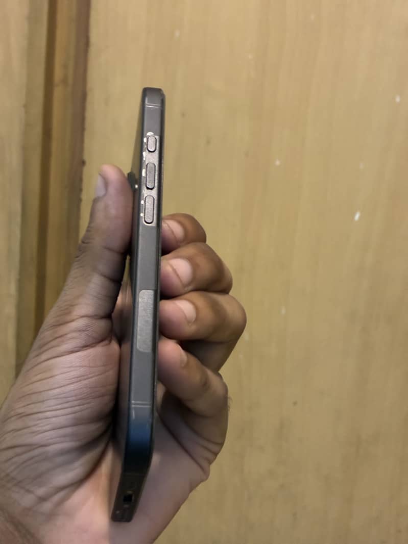 Apple iPhone 16 JV 6