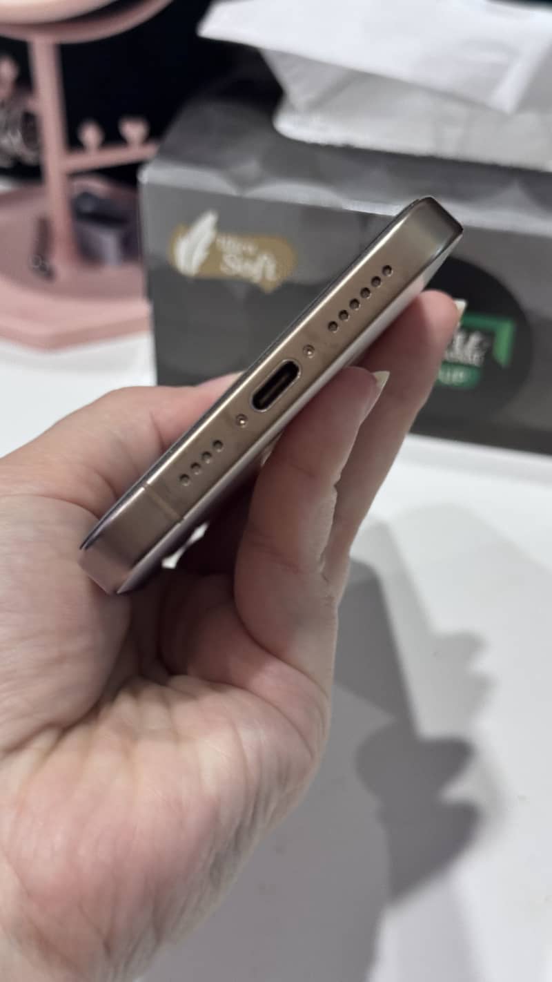Apple iPhone 16 Pro Max 4