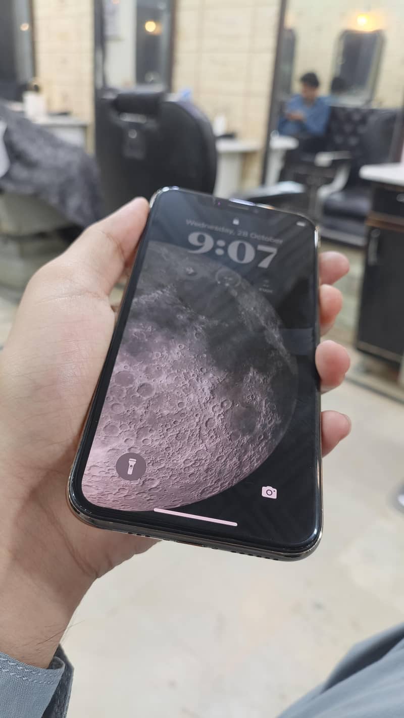 Apple iPhone XS 4