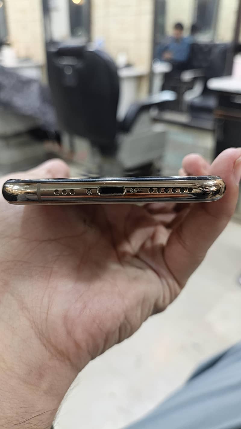 Apple iPhone XS 5