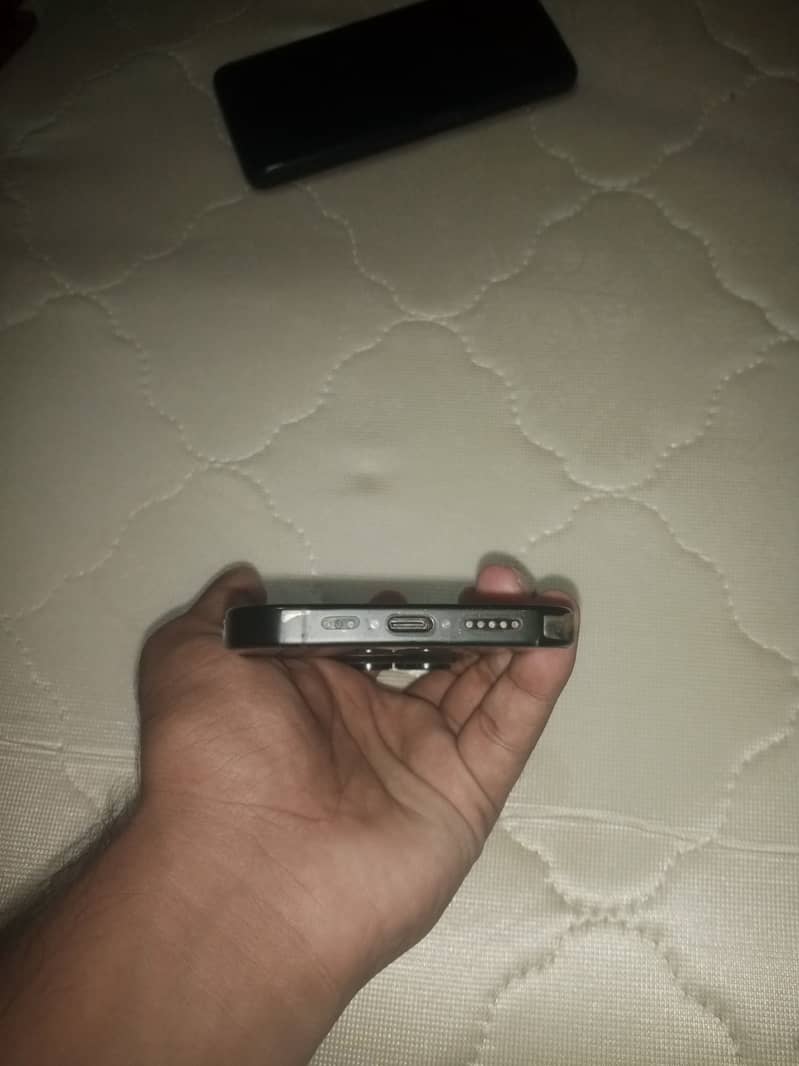 Apple iPhone 16 Pro 1