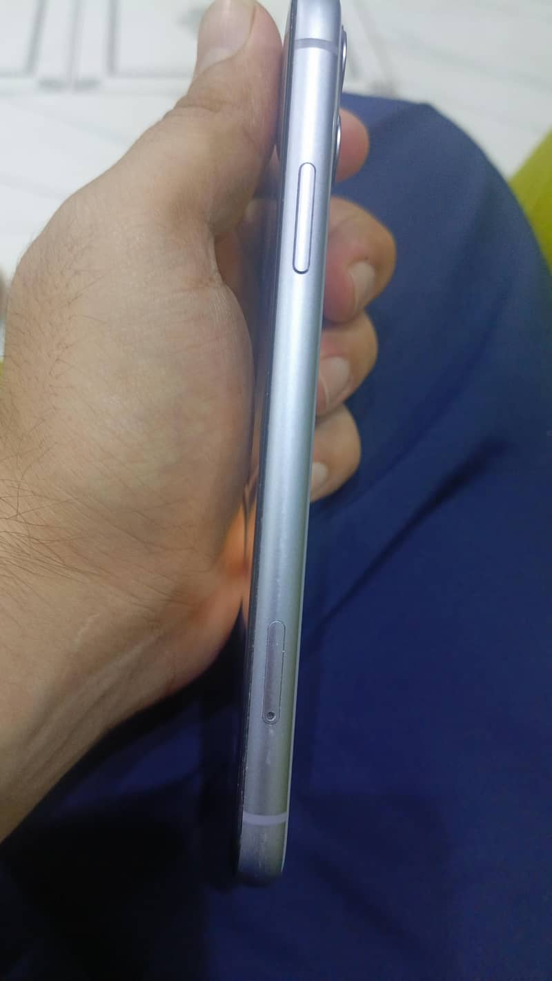 Apple iPhone 11 4