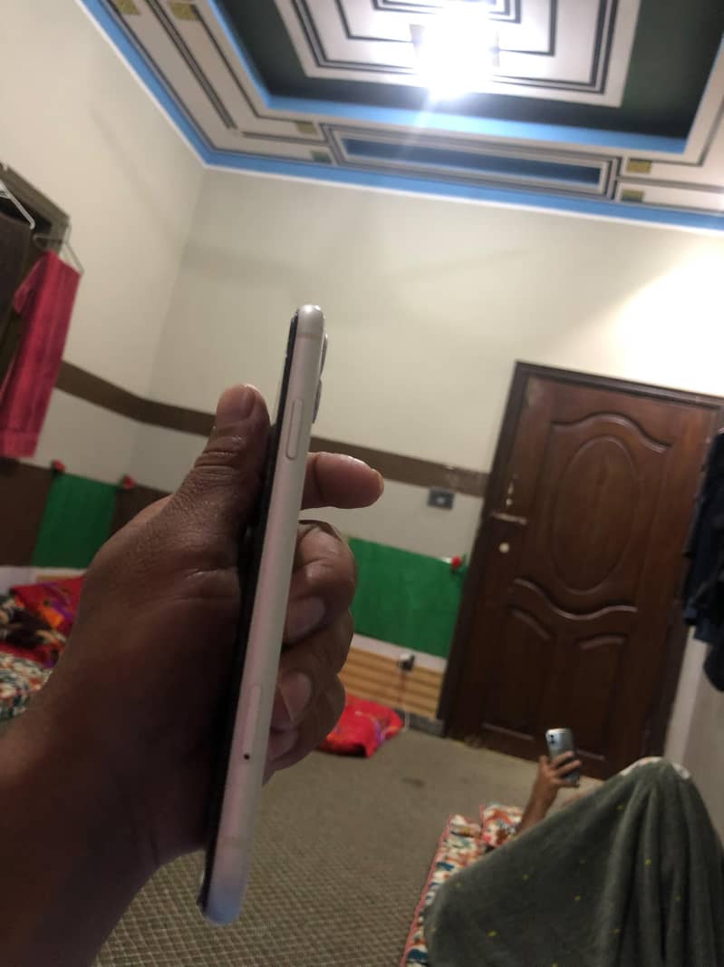 Apple iPhone 11 7