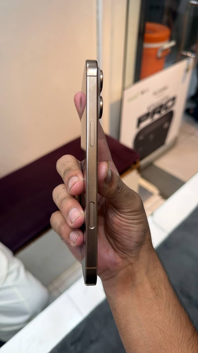 Apple iPhone 16 Pro Max 2