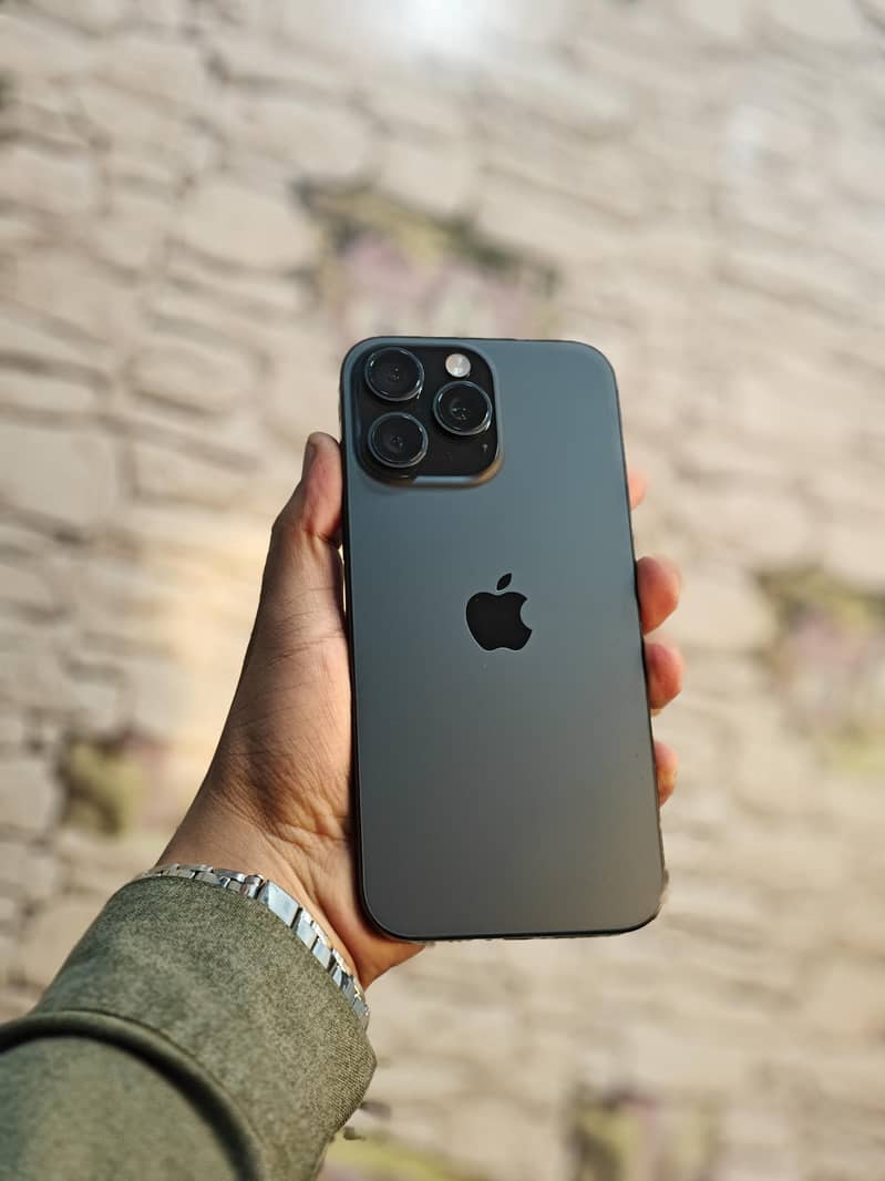 Apple iPhone 16 Pro Max 1