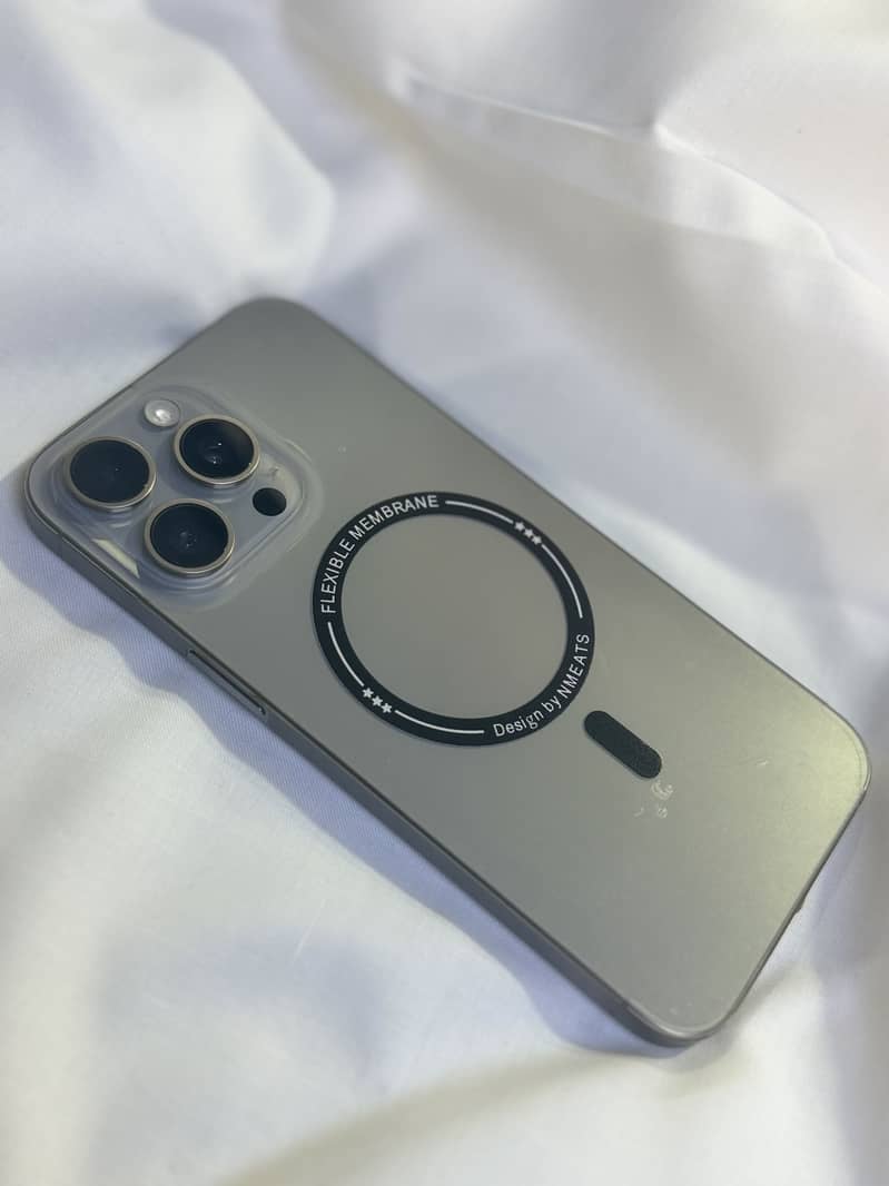 Apple iPhone 15 Pro Max 4