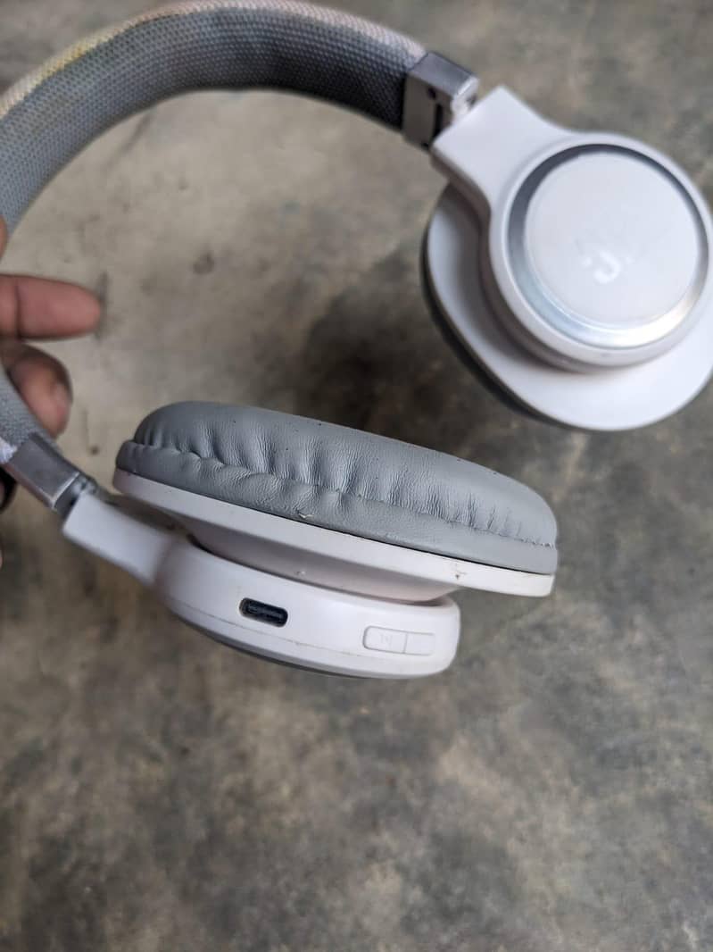 JBL Bluetooth headphone 1