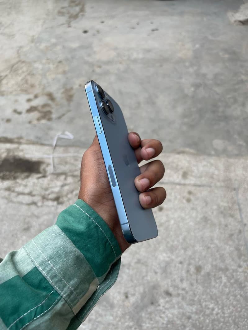 Apple iPhone 13 Pro Max 4