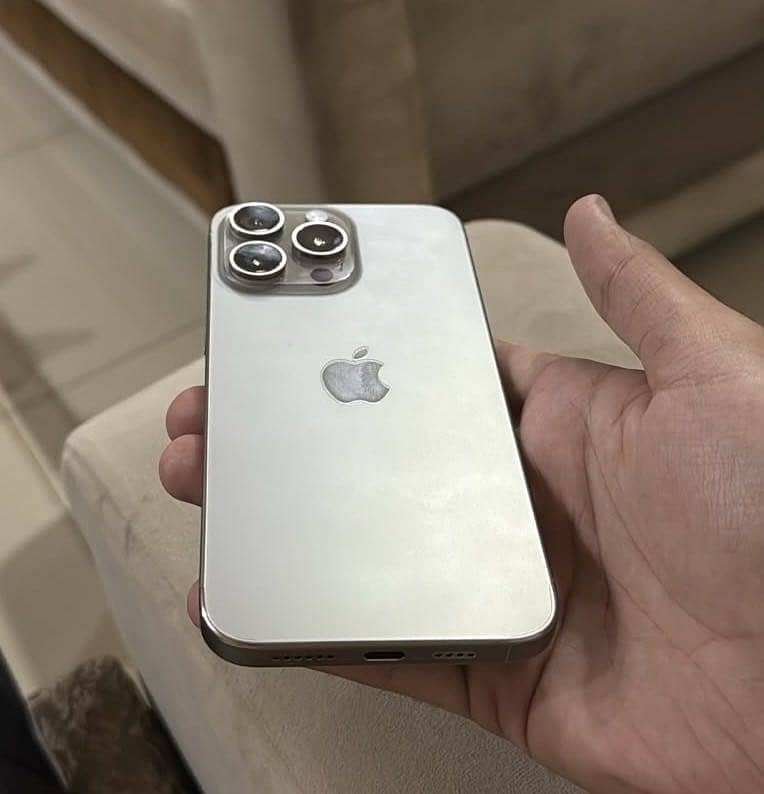 Apple iPhone 15 Pro Max 6