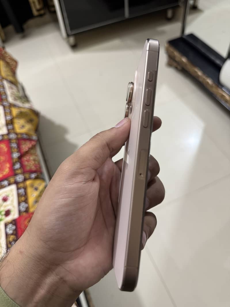 Apple iPhone 16 Pro Max 10