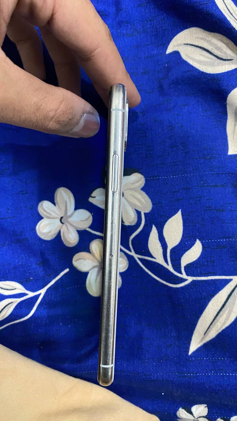 Apple iPhone X 4