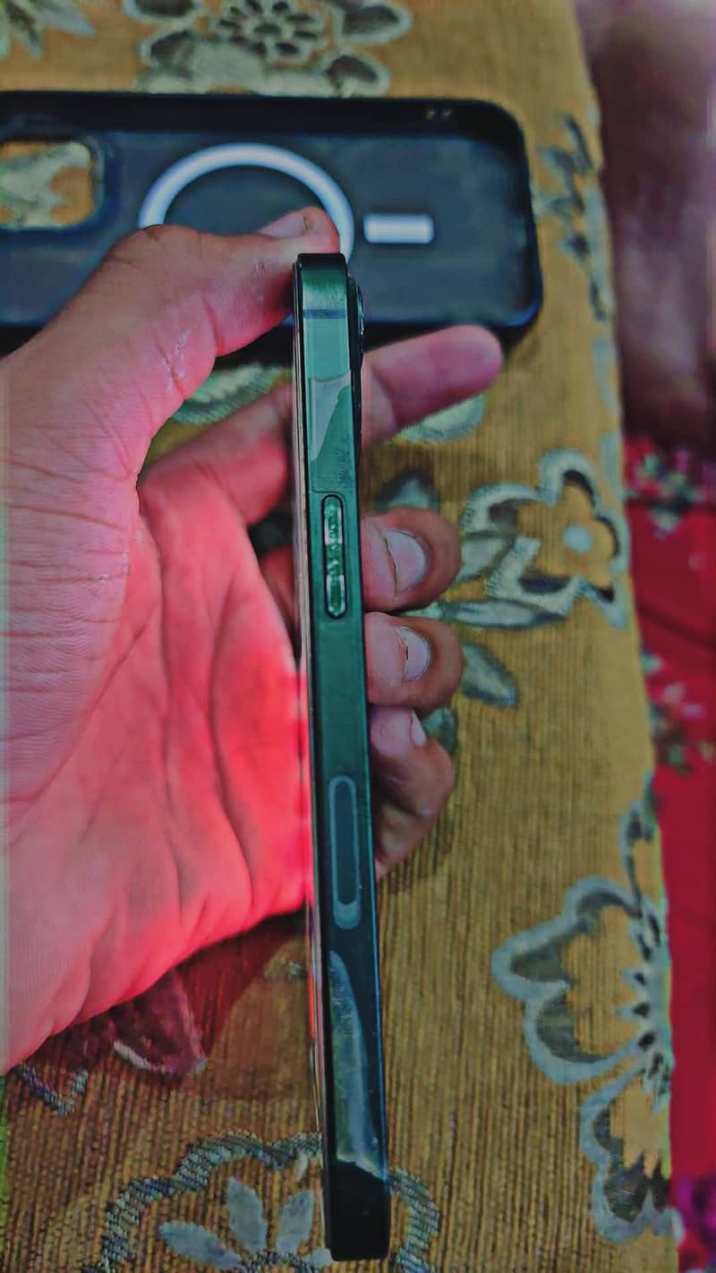 Apple iPhone 13 6