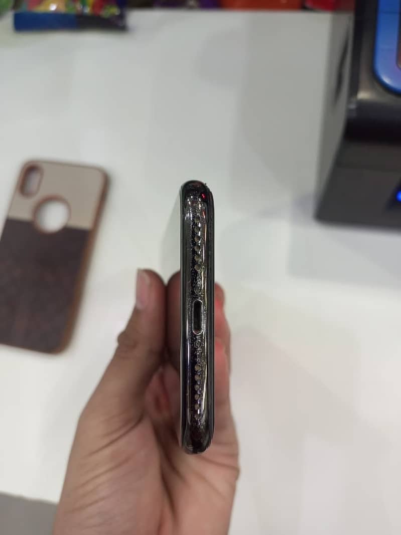 Apple iPhone X 4